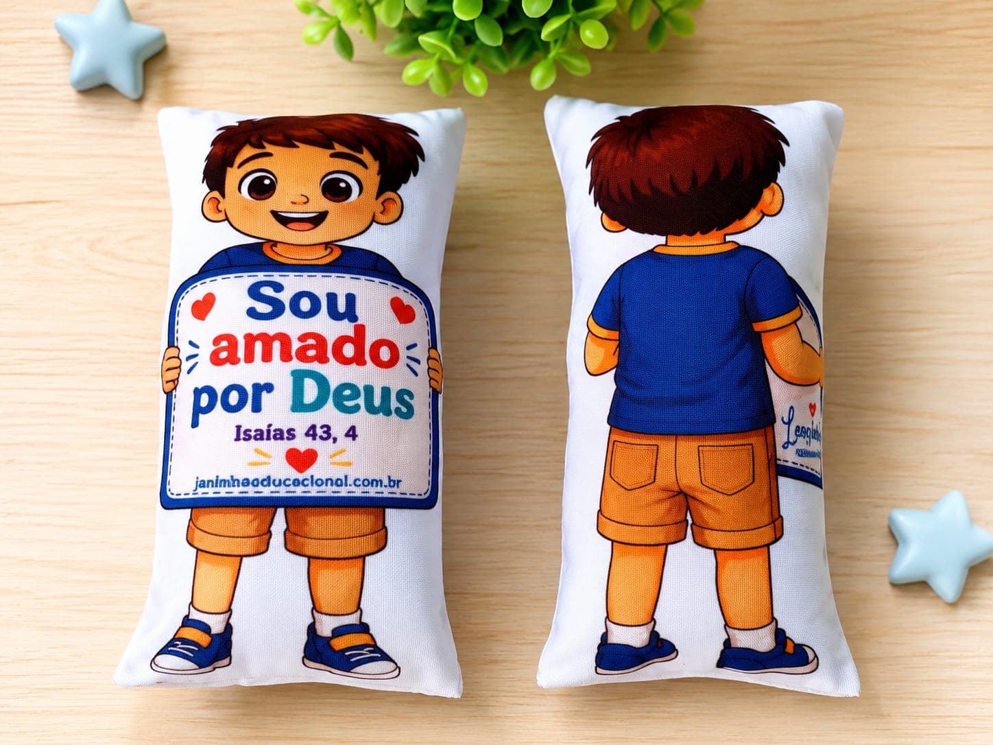 Almofada do mascote Leozinho, frente e costas, com a placa “Sou amado por Deus” e o versículo de Isaías 43,4